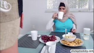 Muslim mom give a blowjob to hot teens boyfriend while in dinner