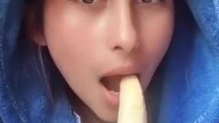 Jennifer Rincon mamando banana